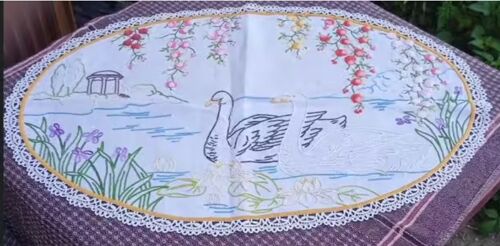 Napperon - Brodé Main - " Les Cygnes " - Ovale - 66 x 45 cm environ - S 6