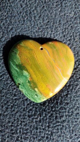 Pendentif Coeur En Jaspe. Marron Et Vert. 4.5 Cm. Magnifique Pierre Aux Couleurs Somptueuses. Une Des Plus Belles Pièces De Ma Collection. Lot 1214