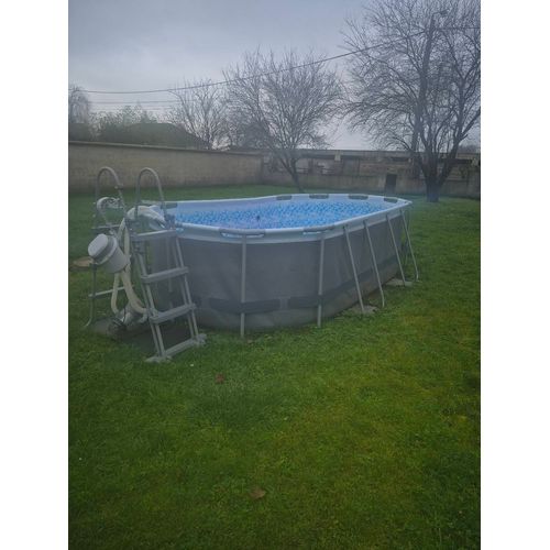 Piscine hors sol avec tous les accessoires et jouets supplémentaires, avec des plaques en forme de puzzles, plus 3 sacs de sable (bâche hivernale et grande épuisette non prises en photo).