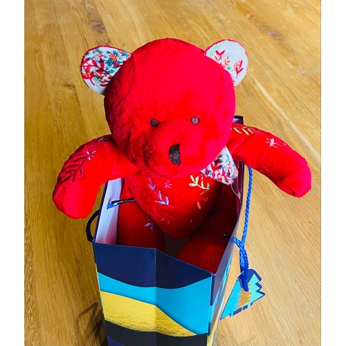 Ourson rouge fleuri Nocibé avec Sachet cadeau Ours en peluche