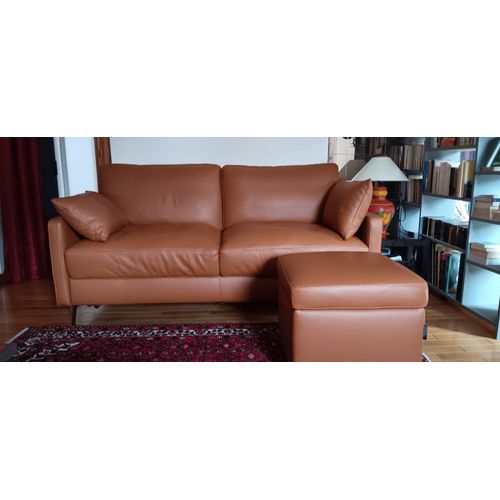 Canapé convertible revêtement cuir 140X196 et pouf (coffre) assorti.