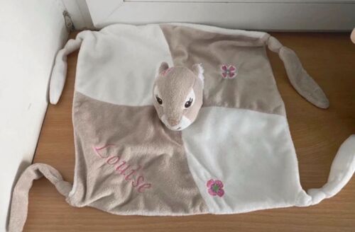 Doudou carré blanc écureuil fleur brodée personnalisé « Louise »