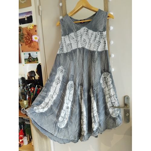 Robe Été Fluide Grise Et Blanche Avec Motifs En Pointes