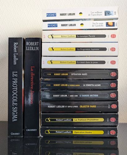 Lot De 12 Livres De Poche Et Grand Format Robert Ludlum (Thrillers, Suspense) Dont Sur La Route De Gandolfo - Les Veilleurs De L’Apocalypse - Opération Hadès - La Mort Dans La Peau, Etc