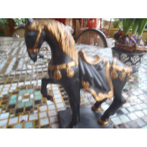 cheval metal peint noir et dorures