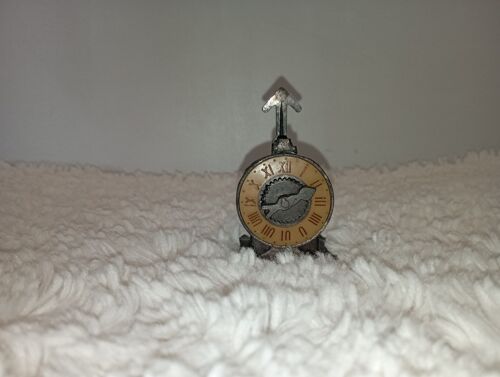 Taille-Crayon Ancien Horloge Miniature Métal Bronze Vintage Hong Kong Collection