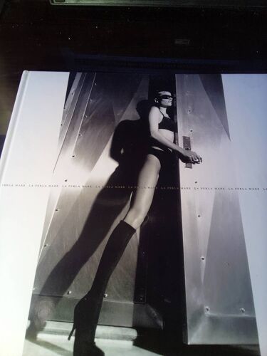 Marino Parisotto Vay. La Perla Mare. Swimwear Collection 1997 . 47 Photos N&B Et Couleurs Sont 12 Doubles Pages. Format Cartonné Sous Couverture Illustrée. Dimensions : 33 X 32 Cm. Bologna Italie.