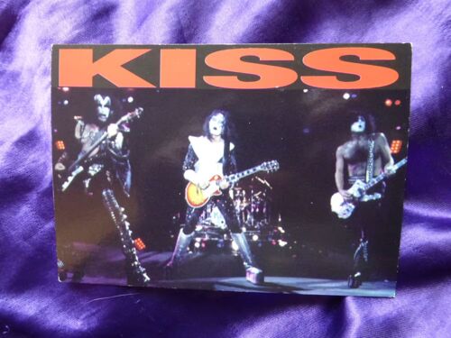 Kiss. Carte Postale Avec Le Groupe Live Époque Réunion + Logo Rouge Au Dessus. Fabriquée En 1996 En Angleterre. Dg234. Dee Gee Postcards. Lot 93