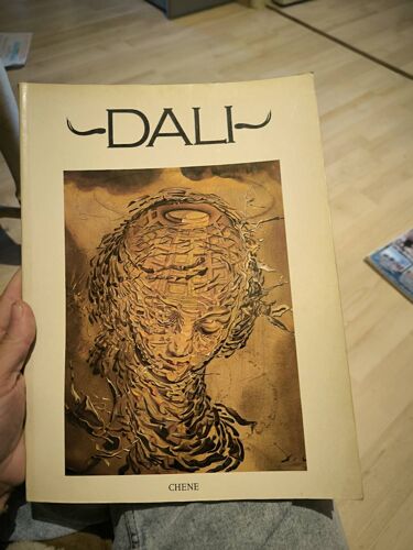 Dali Aux Éditions Chêne