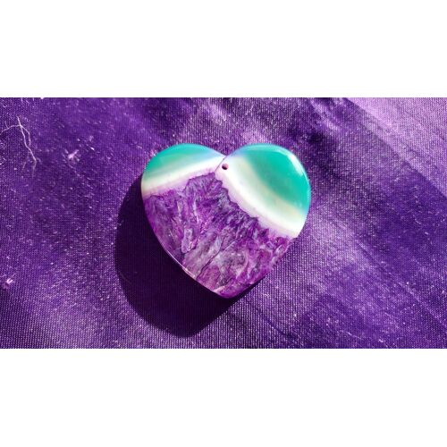 Pendentif Coeur En Agate. Violet, Vert Et Blanc. 4.3 Cm. Pierre Aux Couleurs Somptueuses. Parfaite Idée Pour Faire Un Cadeau. Lot 1238