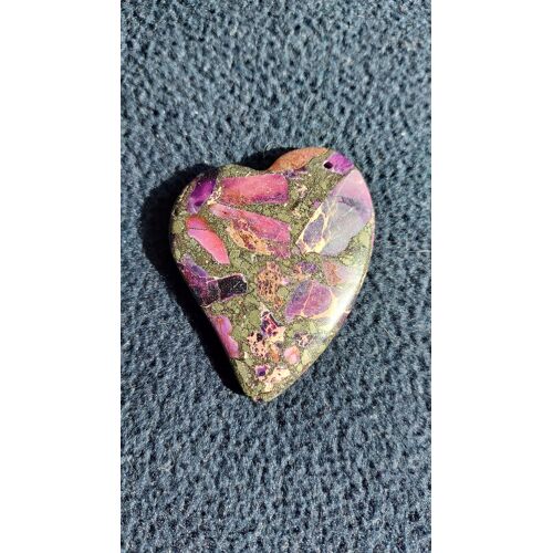 Pendentif Coeur En Jaspe. Violet, Noir Et Beige. 4.5 Cm. Magnifique Pierre Aux Couleurs Harmonieuses. Une Véritable Merveille. Parfaite Idée De Cadeau. Lot 1239