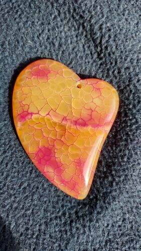 Pendentif Coeur En Agate. Jaune Et Rose. 5.6 Cm. Magnifique Pierre Aux Couleurs Harmonieuses, Une Véritable Merveille. Parfaite Idée De Cadeau. Lot 1248