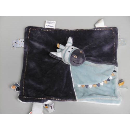 Doudou zèbre plat Noukie's bleu fanions