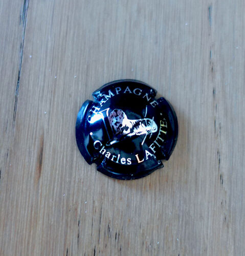 Capsule De Champagne 1/4 Charles Laffite. Noir Et Argent. Lion. Assez Rare.