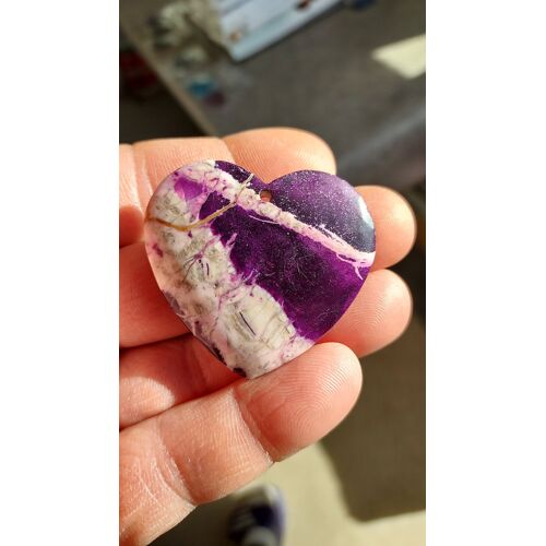 Pendentif Coeur En Jaspe. Violet. 4.4 Cm. Une Pierre Fantastique Aux Couleurs Originales. Une Véritable Merveille. Egalement Pour Décorer Ou Faire Un Porte Clés. Lot 1293