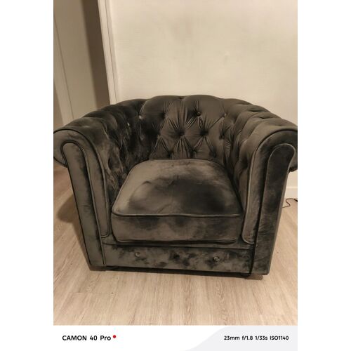 Canapés 3 places et 1 fauteil à 300€ Seulement.