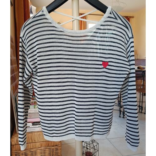 Pull Fin Court, Rayé Écru Rayé Bleu Marine Molly Bracken. Dos Décolleté Profond Lacé.