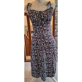 Robe Fluide Mi-Longue Fendue Noire Imprimée Blanc