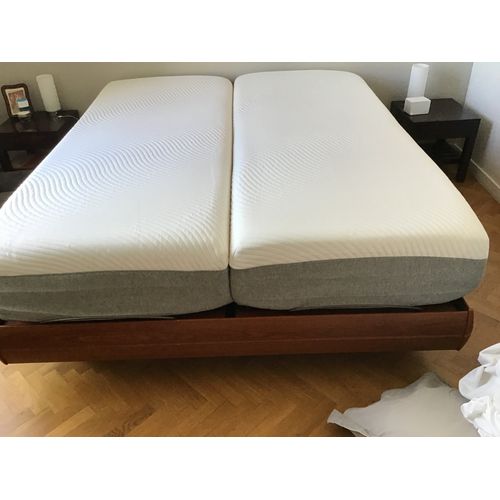 Un lit relaxation le moteur électrique 160x200 le cadre est en bois merisier sur pieds