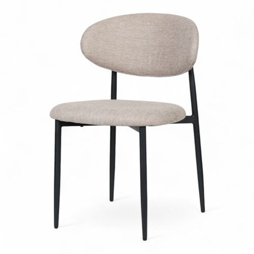 Chaise design avec pieds en métal noir et assise rembourrée en tissu brun café