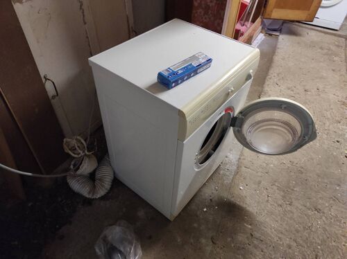 Sèche-linge d'occasion moyen état à vendre et à emporter 07/44/50/34/02 sur Tourtoirac Hautefort Sainte-Eulalie-d'Ans puis Vouthon la Chaise