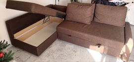 Canapé d¿angle, acheter à IKEA, il y a quatre ans, de couleur marron, avec un coffre et en très bon état