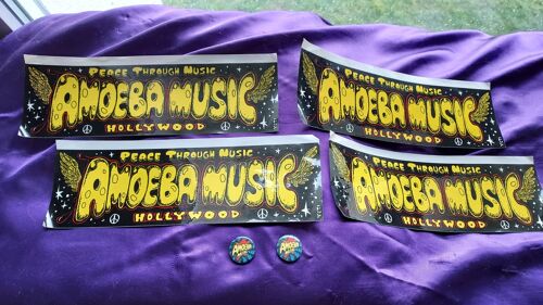 Auto Collants & Badges  Amoeba Music Hollywood.  4 Stickers 27.4x8.3 Cm + 2 Badges Du Célèbre Magasin De Disques De Hollywood, Ca