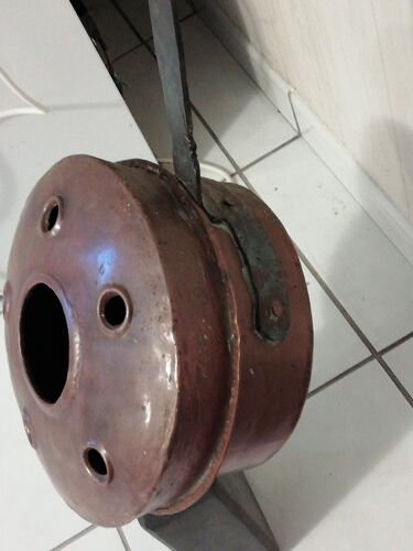 chauffe-lit en cuivre avec un grand manche en fer forgé