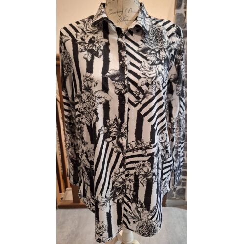 Longue Chemise Rayée Blanche Et Noire Et Avec Un Imprimé Fleuri