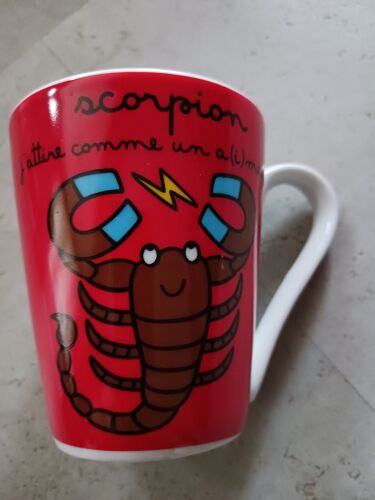 Tasse Imprimée Rouge Et Blanche Scorpion Derrière La Porte Neuve