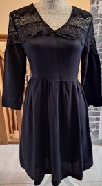 Robe Noire Fluide Avec L'Encolure En Dentelle