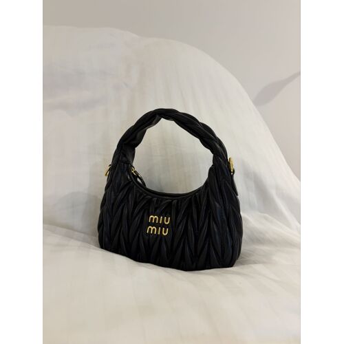 Sac à main miu miu en cuir noir matelassé 