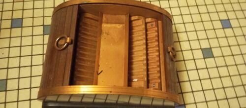 Boite à cigarettes avec rideau coulissant