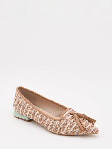 Mocassins Taupe Avec Des Pampilles Et Un Talon Vert