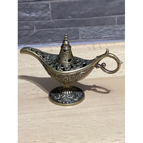 Brûle encens en forme de lampe couvercle amovible orné de très jolis détails orientaux 