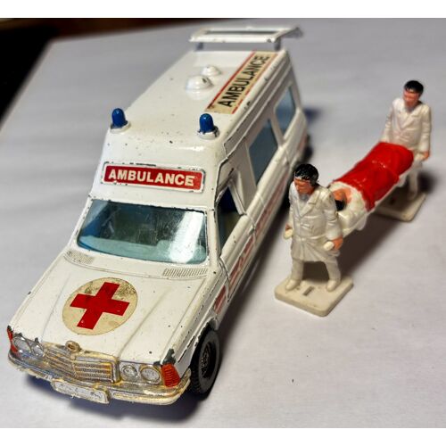Voiture modèle réduit , CORGI Toys n°406 , 1976 , Bonna 2500 Ambulance , made in Great Britain avec son brancard et ses brancardiers .