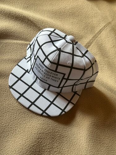 Casquette Blanche À Rayures Noires