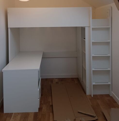 Lit mezzanine combiné avec armoire et bureau.