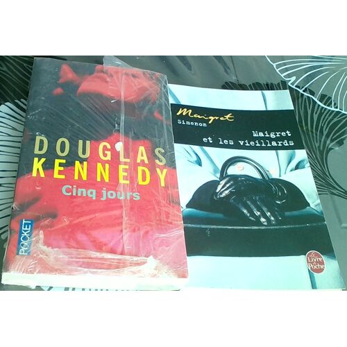 Lot De 2 Livres Policiers Format Poche....Maigret Et Les Vieillards- Simenon Georges . Cinq Jours . Douglas Kennedy