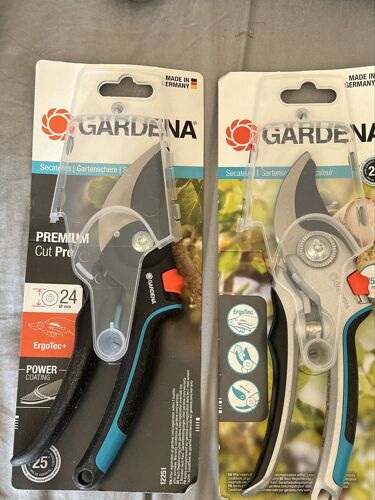 2 sécateurs de jardin gardena