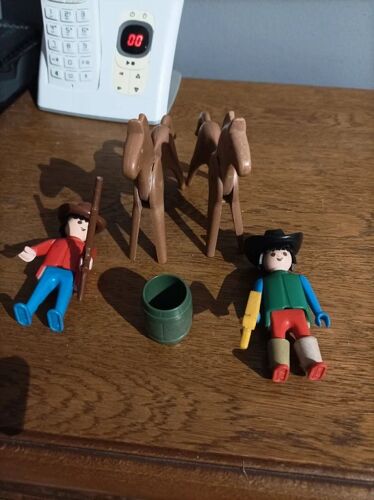 Lot 2 playmobil cowboy avec accessoires