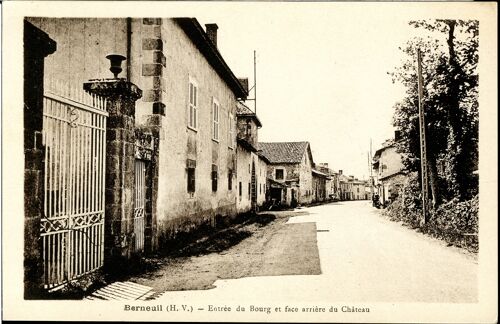 Carte Postale Berneuil, Haute-Vienne, Entrée Du Bourg Et Face Arrière Du Château, 1949