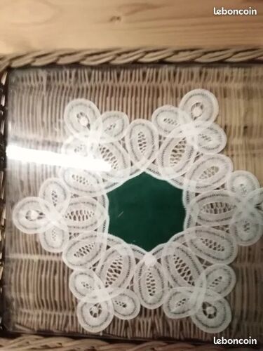 Ancien napperon sous verre: vintage