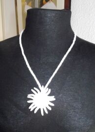 Collier En Tissu Brodé Pièce Unique Fleur Brodée Main Montée Sur Gros Bouton