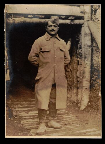 Soldat 1914-1918 Posant À L'entrée D'une Tranchée Couverte