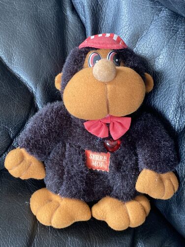 Peluche singe vintage serre moi noeud papillon casquette rouge et banche rayée noir et marron annee 70-80 18cm