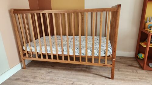 Lit bébé avec possible matelas et moustiquaire