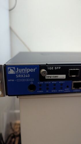 Passerelle de services Juniper Networks SRX240 - Dispositif de sécurité