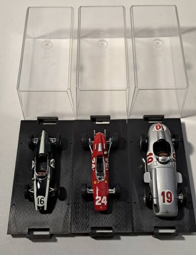 Lot voitures miniatures Brumm 1/43 ¿ Ferrari F1 n°24 ¿ Mercedes W196 n°19 ¿ Monoplace F1 n°16 ¿ Modèles de collection avec vitrines