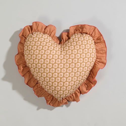 Coussin coeur en coton biologique imprimé floral moutarde et froufrous roses